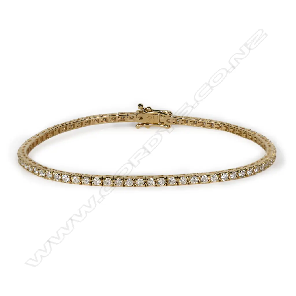 A 9ct gold and diamond tennis bracelet, Image 1++