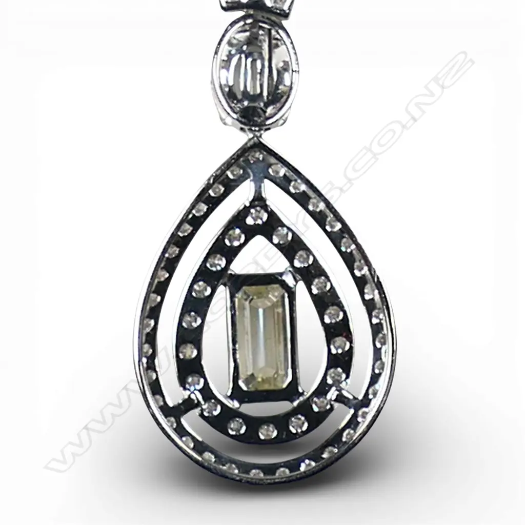 An impressive18ct white gold and diamond necklace, Image 1++