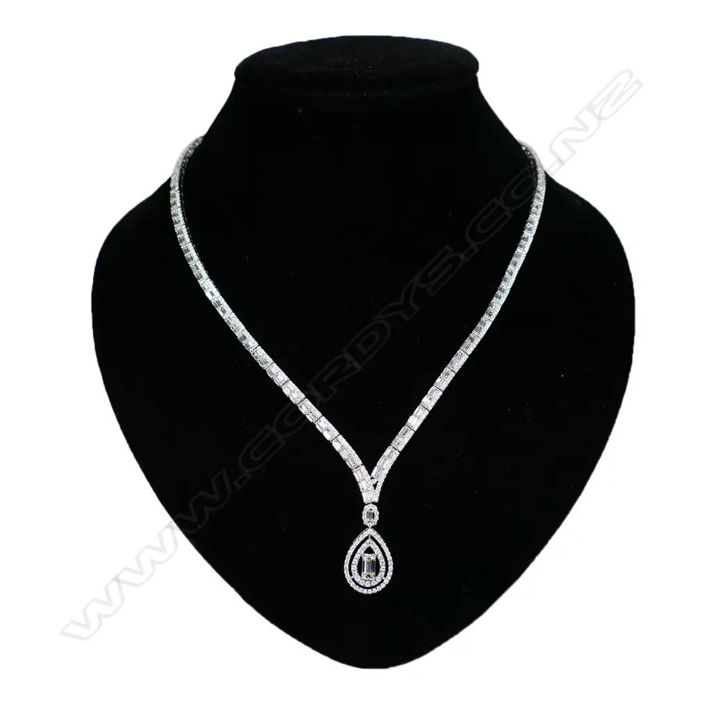 An impressive18ct white gold and diamond necklace, Image 1++