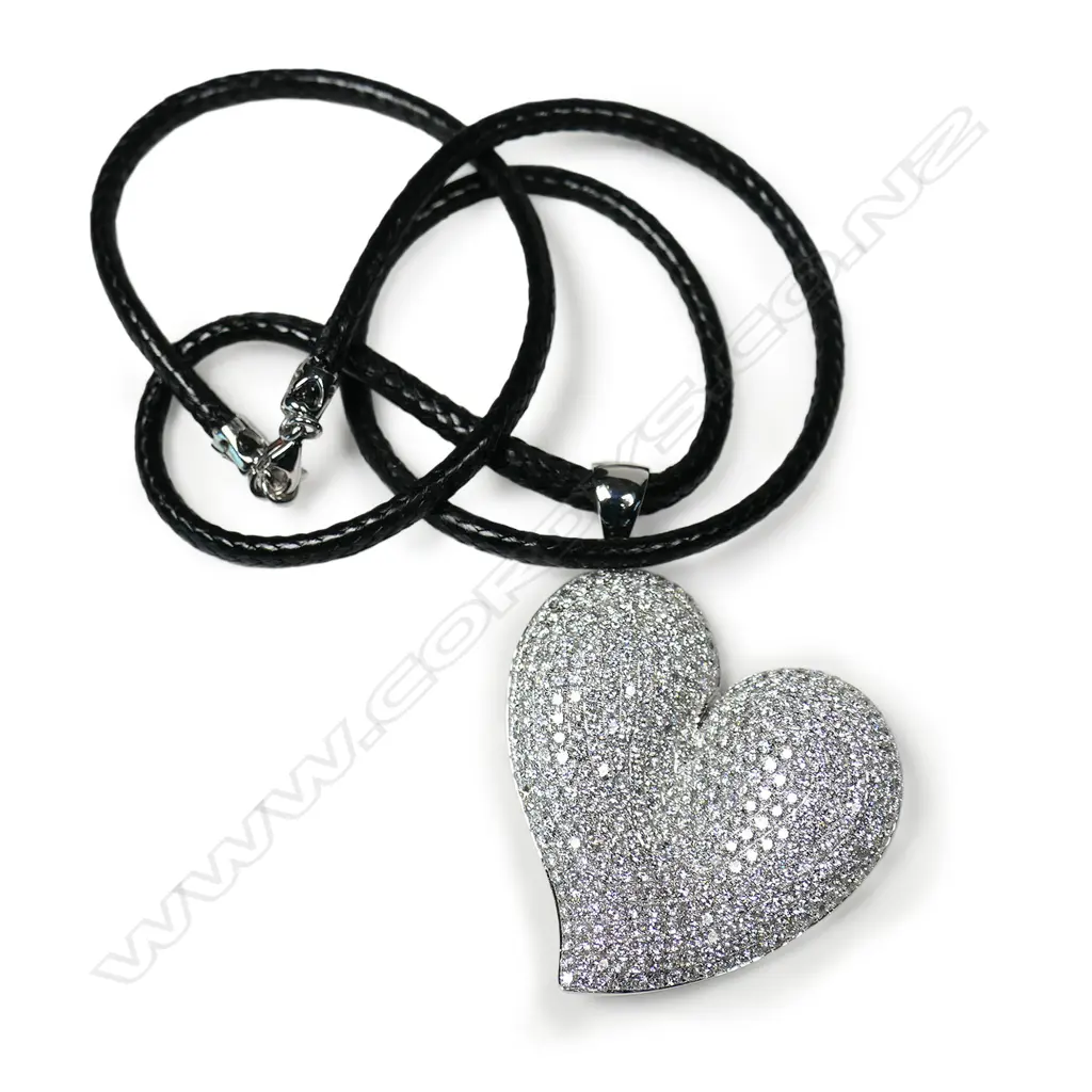An 18ct white gold diamond heart shaped pendant, Image 1++