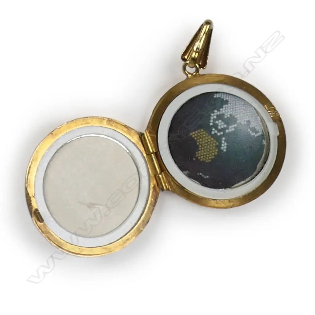 A 9ct gold locket, Image 1++