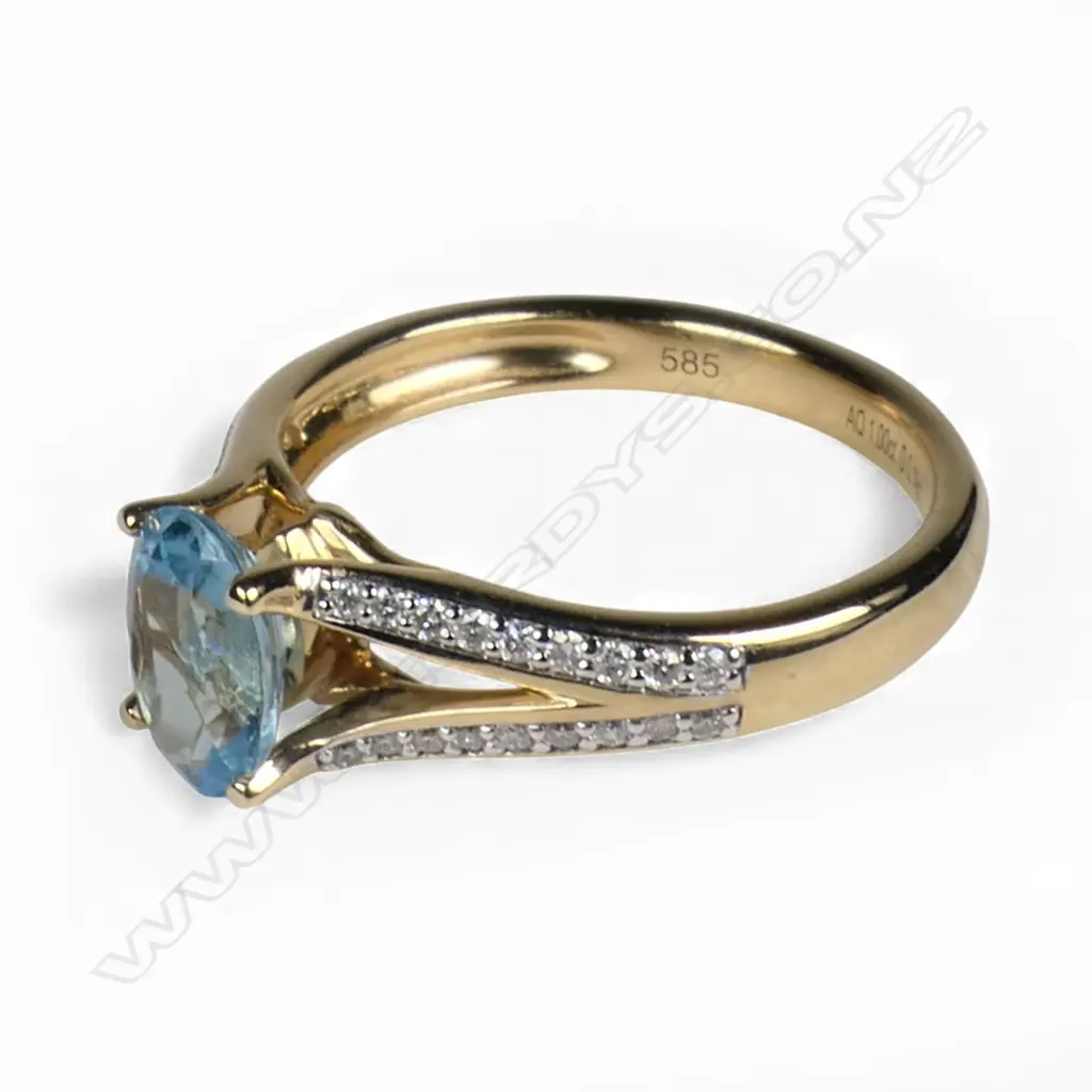 A 14ct gold aquamarine and diamond ring, Image 1++