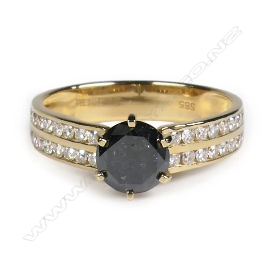 A 14ct gold diamond ring, Image 1++