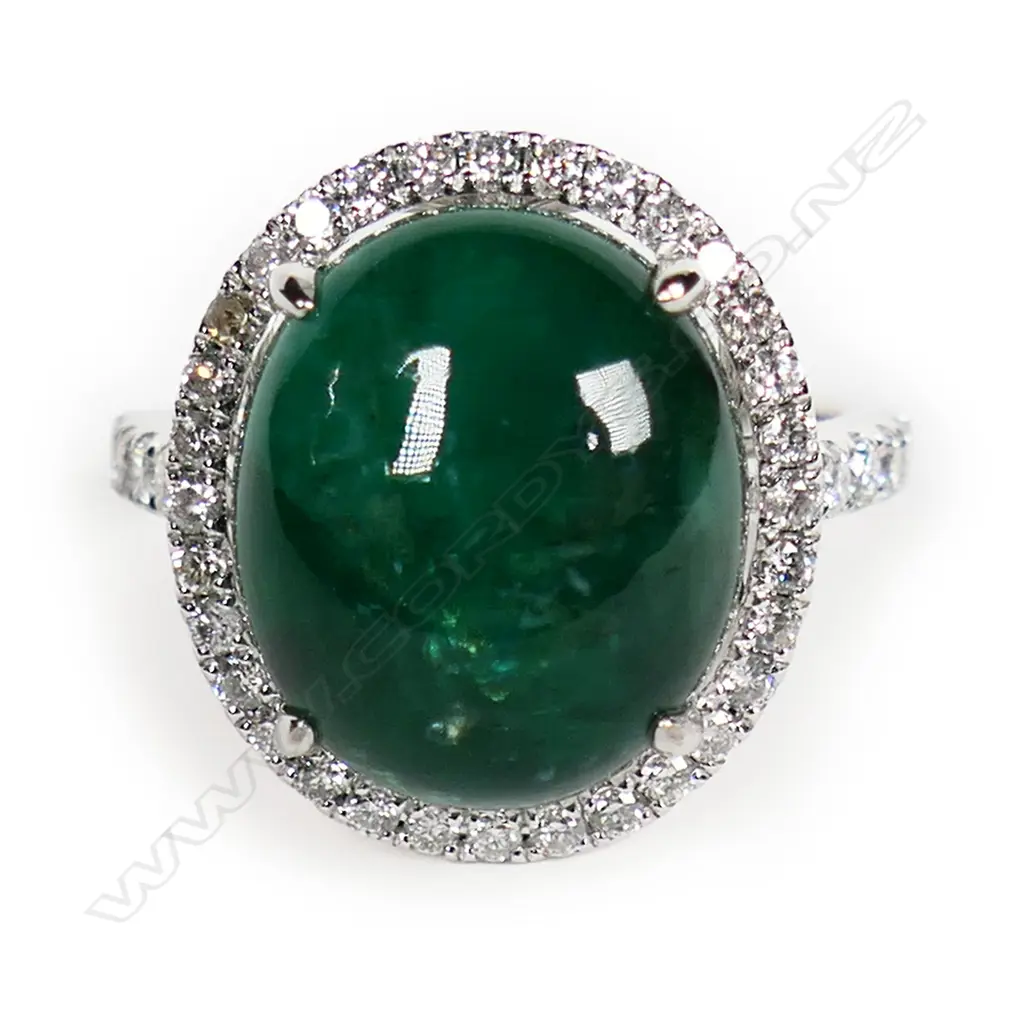 An 18ct white gold diamond and emerald ring, Image 1++