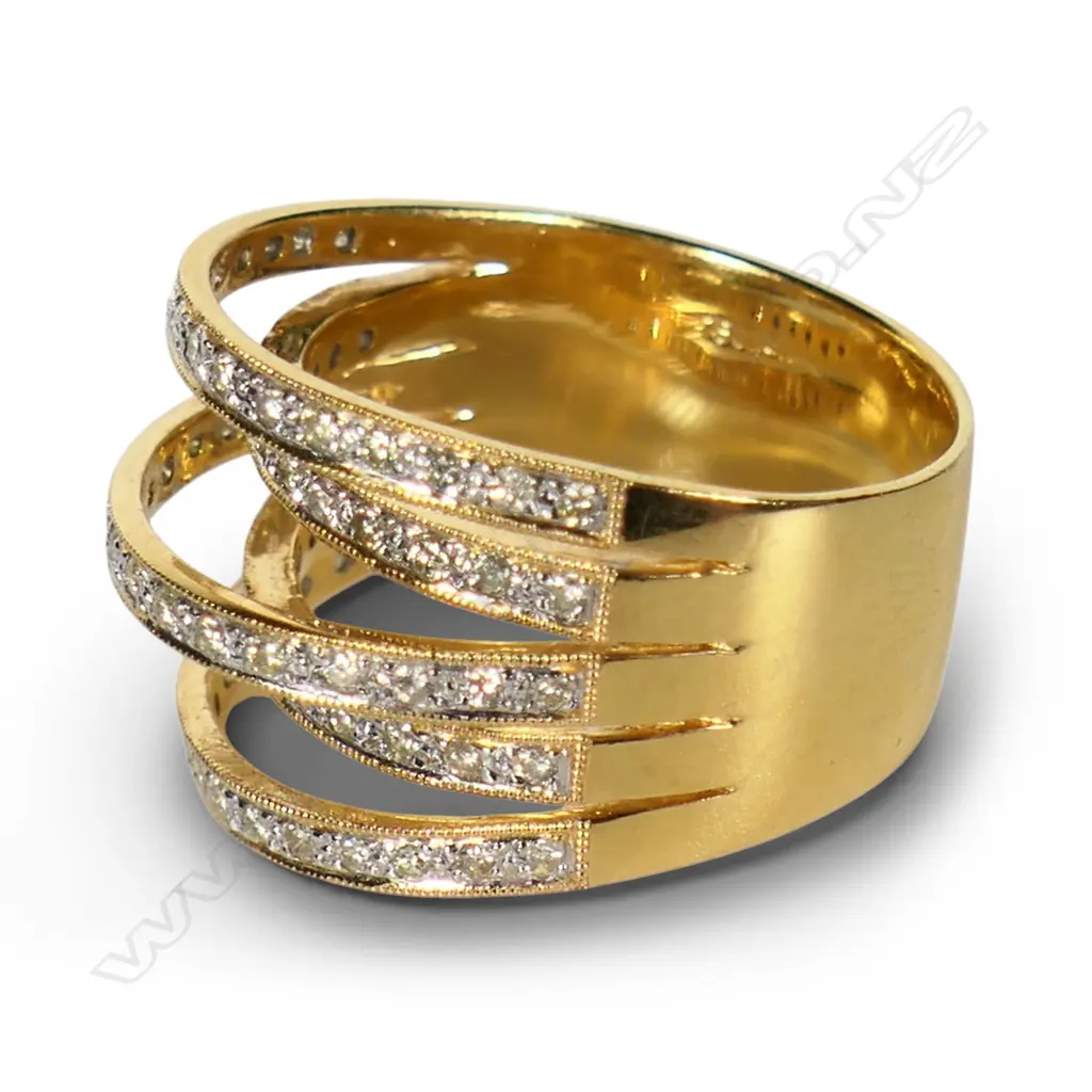 An 18ct gold and diamond dress ring, Image 1++