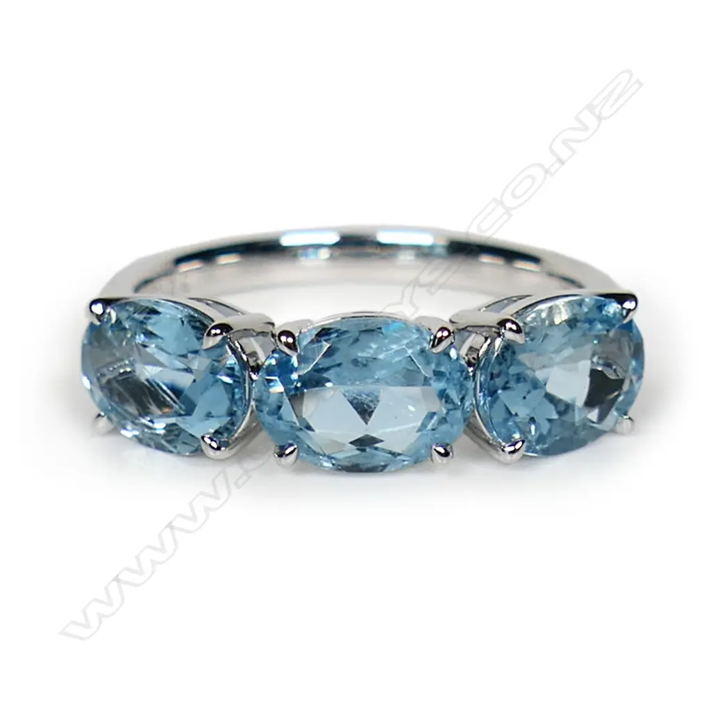 An 18ct white gold and three stone aquamarine ring, Image 1++