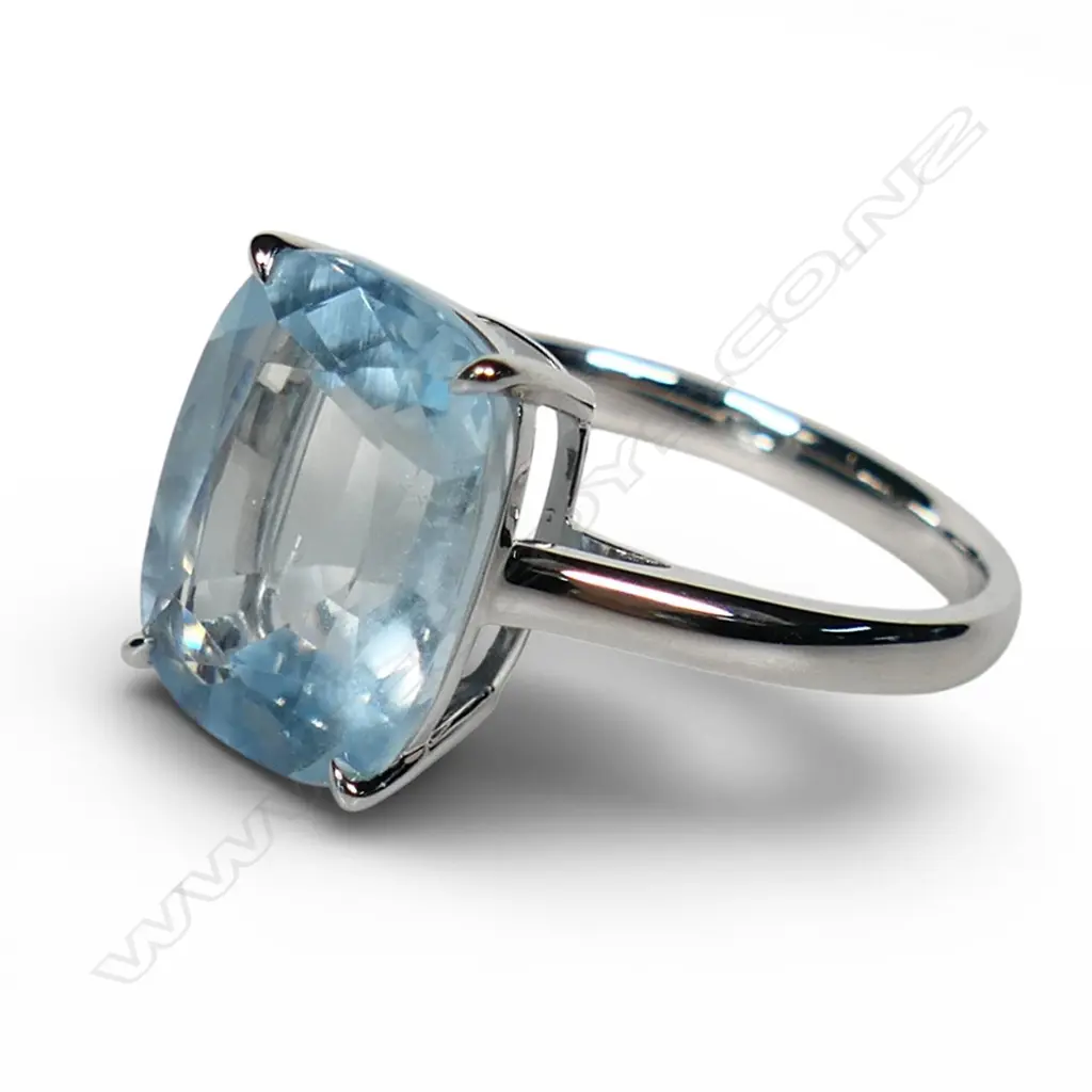 An 18ct white gold and aquamarine ring, Image 1++