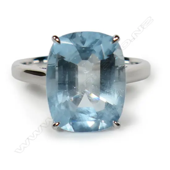 An 18ct white gold and aquamarine ring,