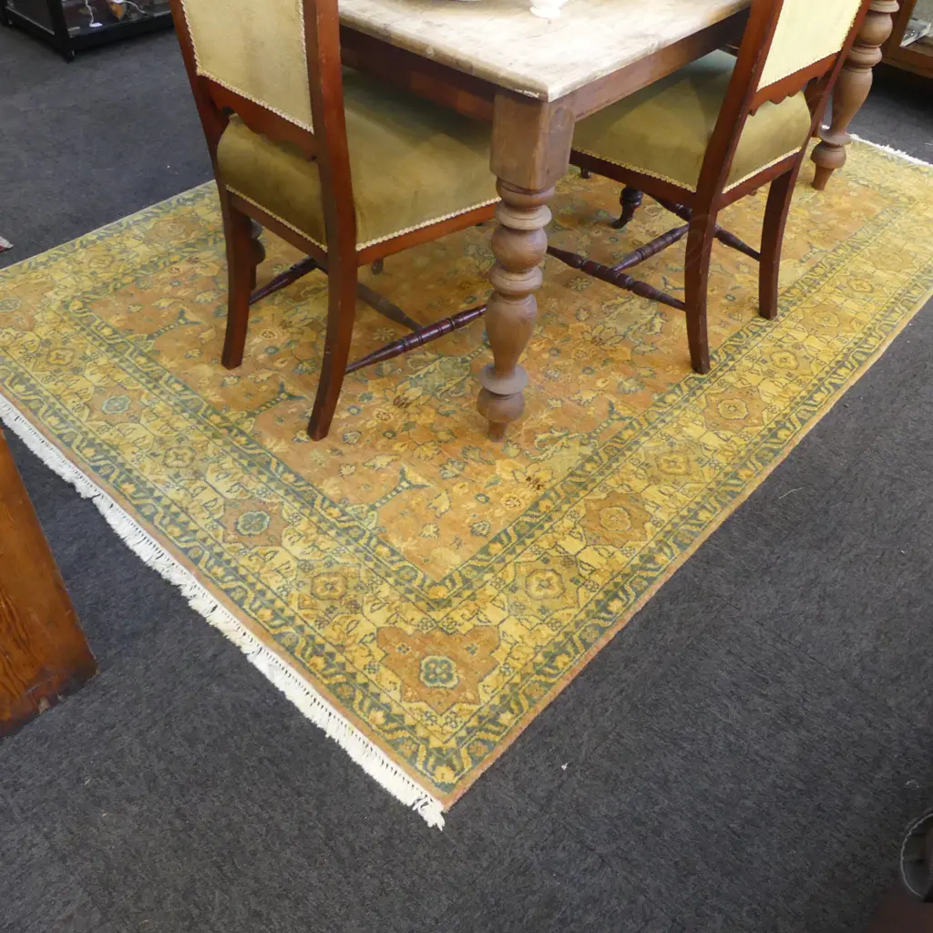 A large Persian Sarouk style hand knotted rug, Image 1++