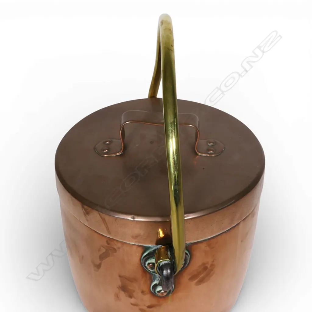 A Victorian copper lidded cooking pot, Image 1++