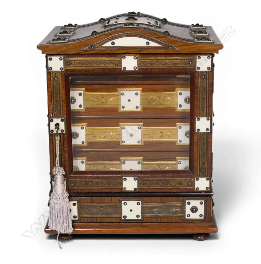 A small Victorian walnut jewellery chest, Image 1++