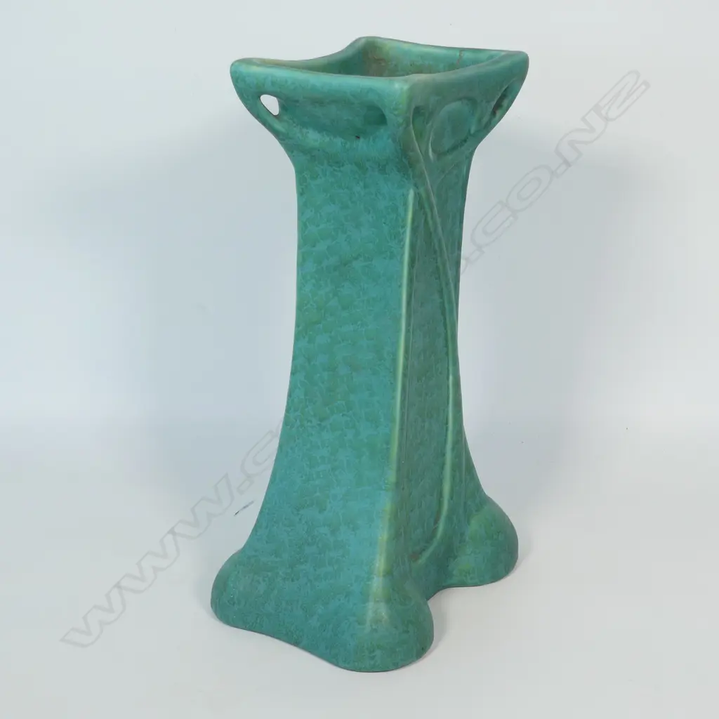 A Bretby Art Nouveau studio vase, Image 1++