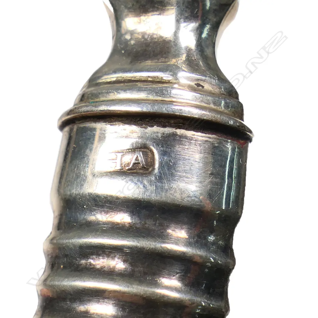 A pair of early Victorian sterling silver fish servers, Image 1++