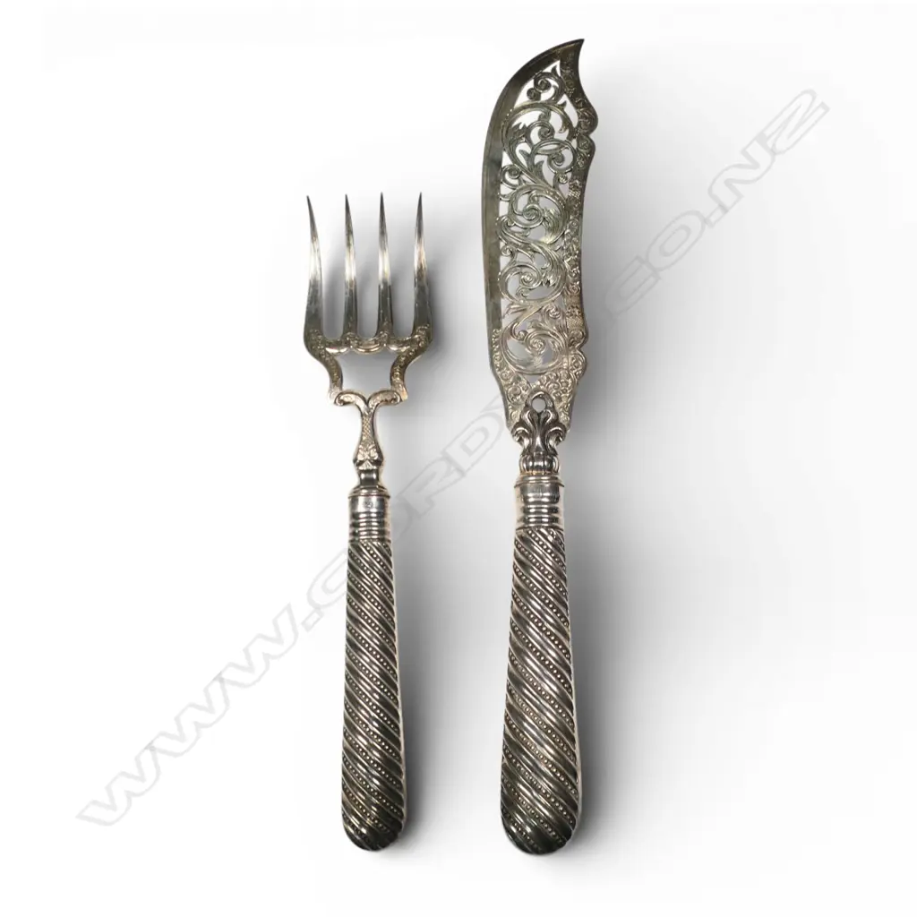A pair of early Victorian sterling silver fish servers, Image 1++