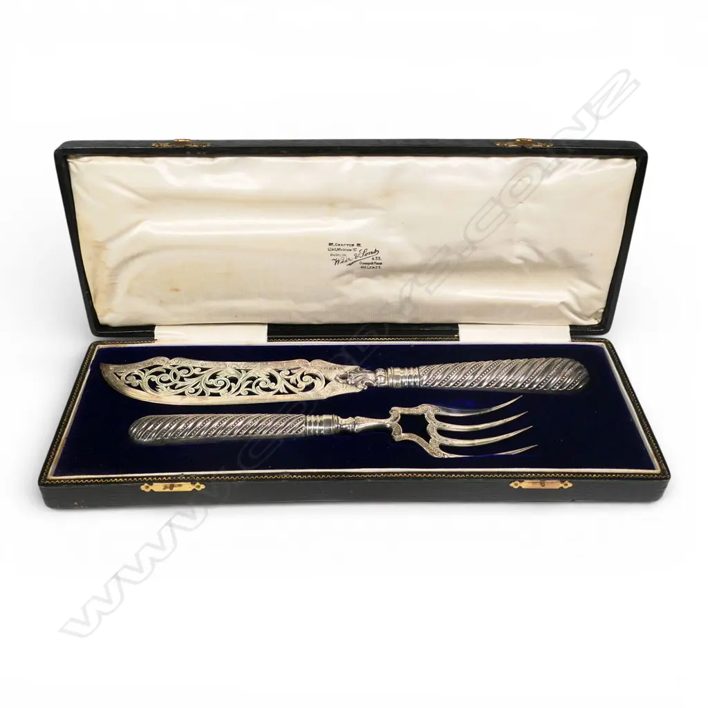 A pair of early Victorian sterling silver fish servers, Image 1++