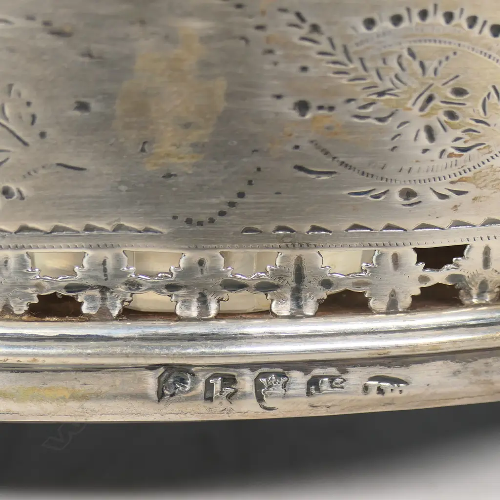 A George III sterling silver cruet set, Image 1++