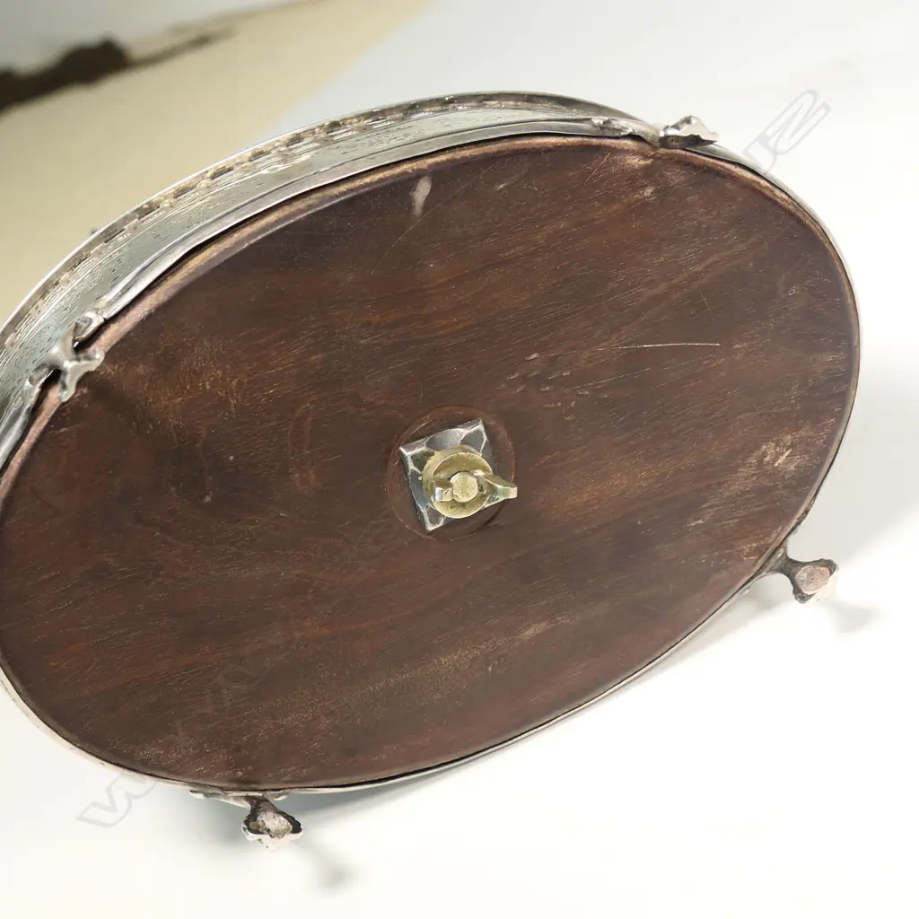 A George III sterling silver cruet set, Image 1++