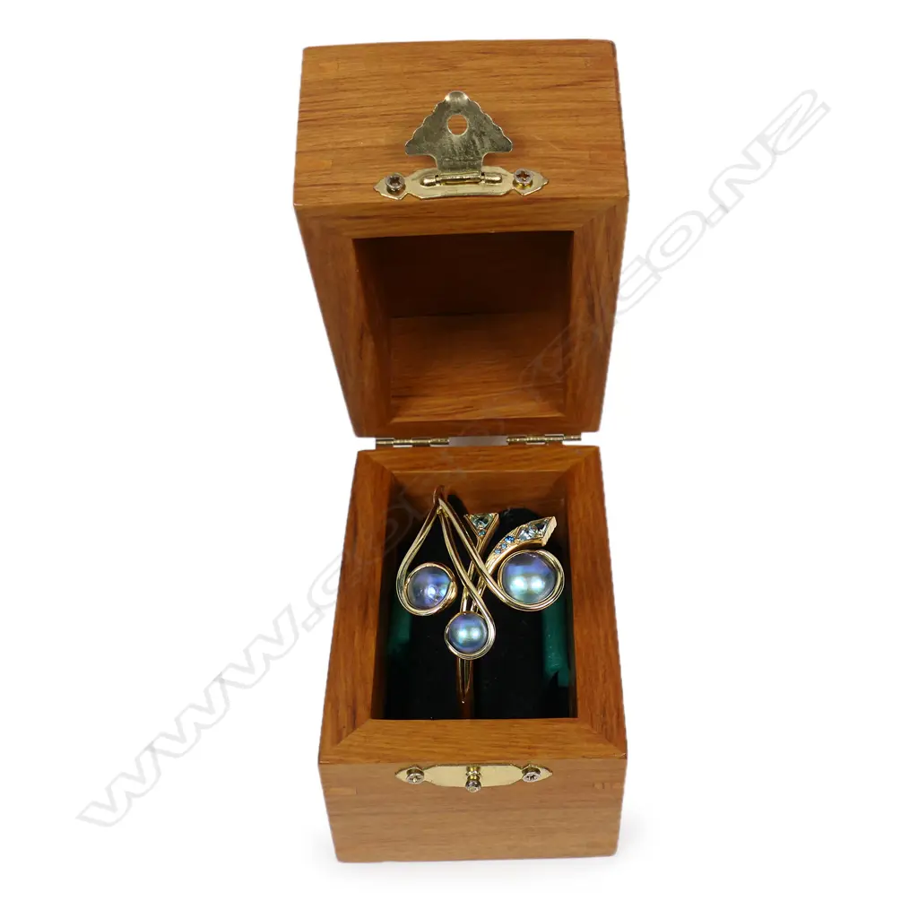 A Simon Misdale original 9ct gold topaz and paua mabe pearl bangle, Image 1++