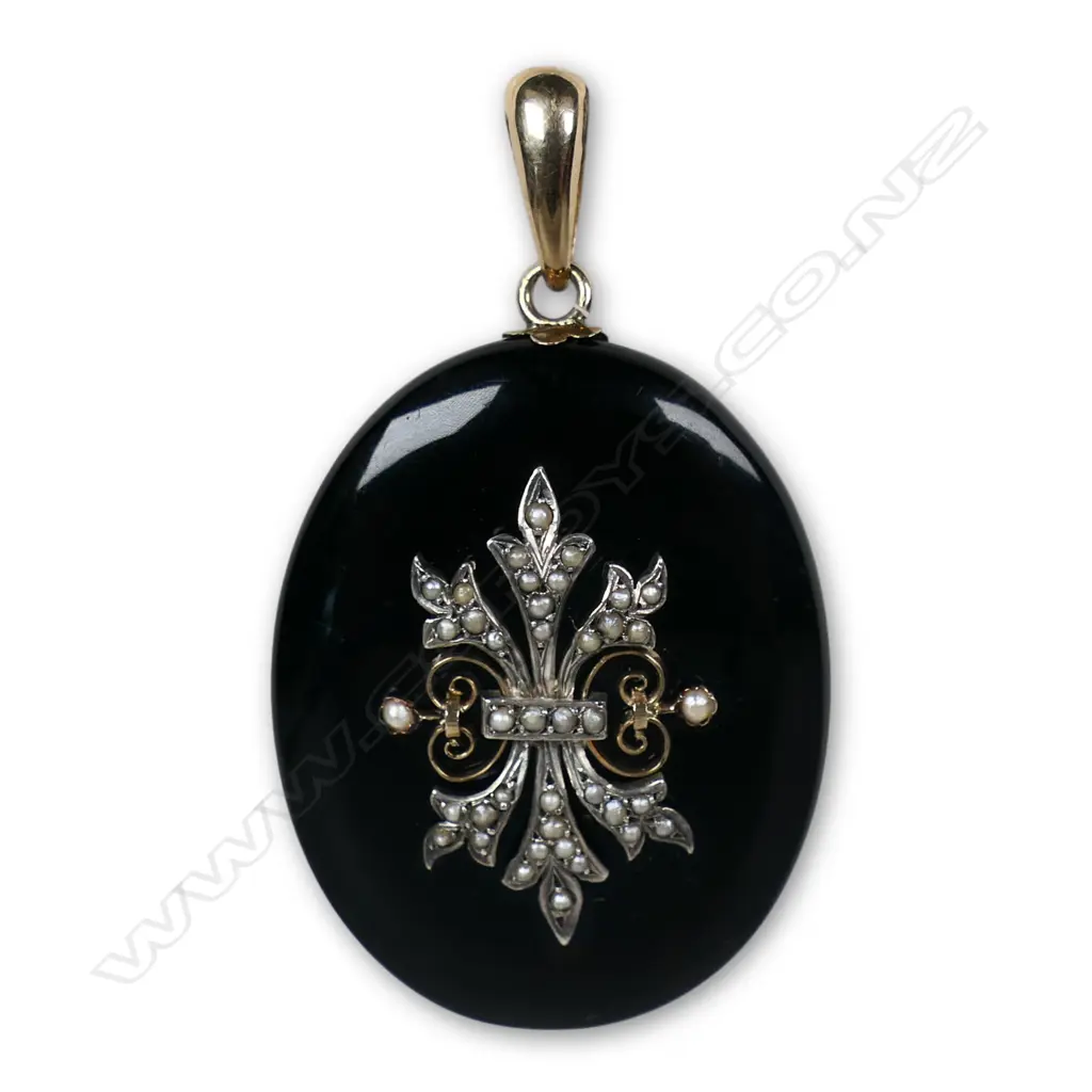 A Victorian 15ct gold; jet and seed pearl mourning locket, Image 1++