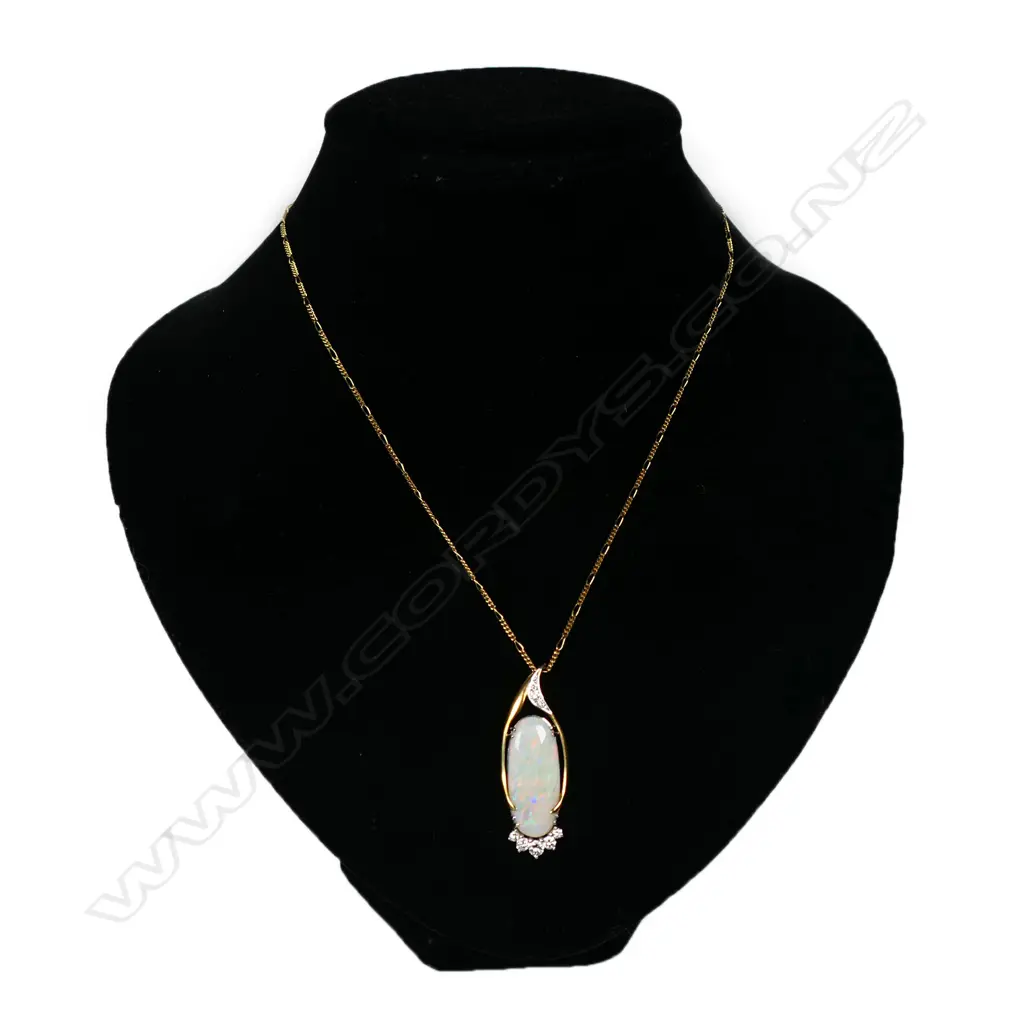 An 18ct gold opal and diamond pendant necklace, Image 1++