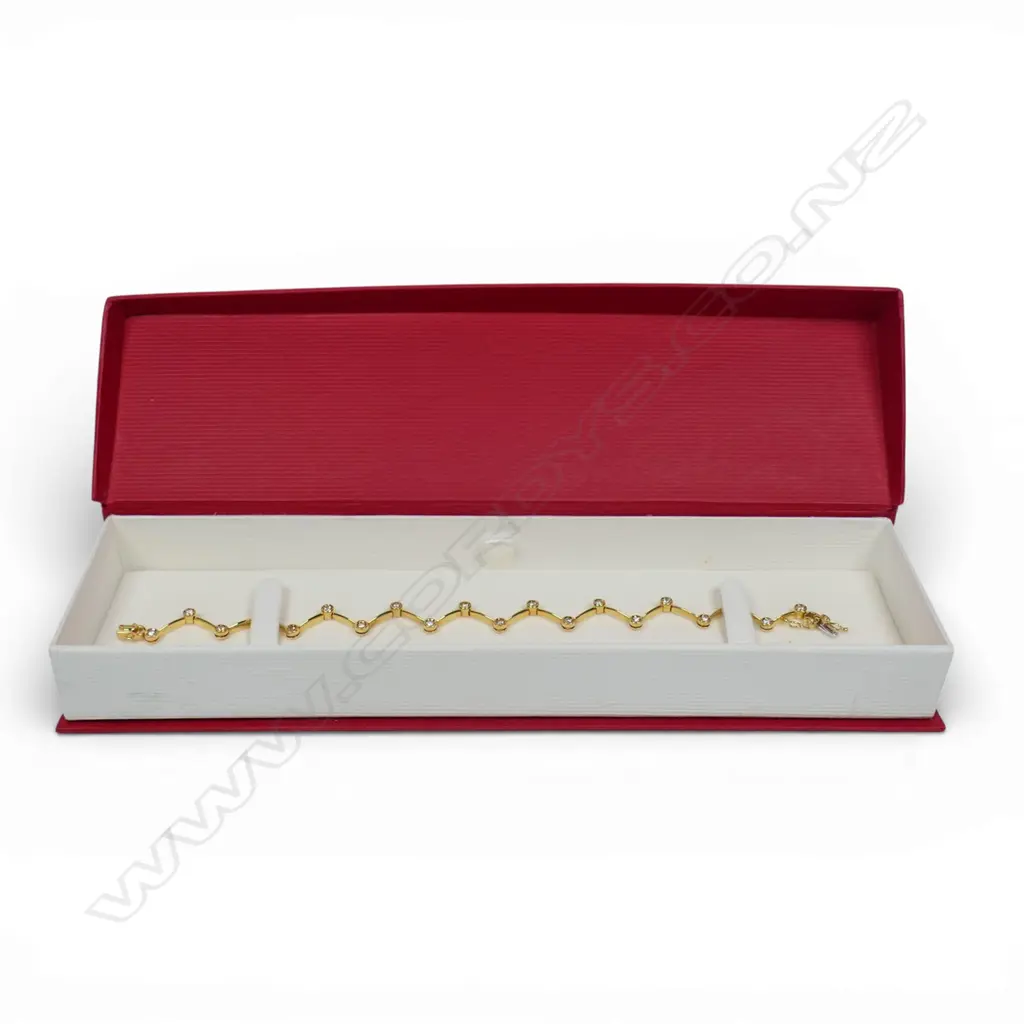An 18ct gold and diamond bracelet, Image 1++