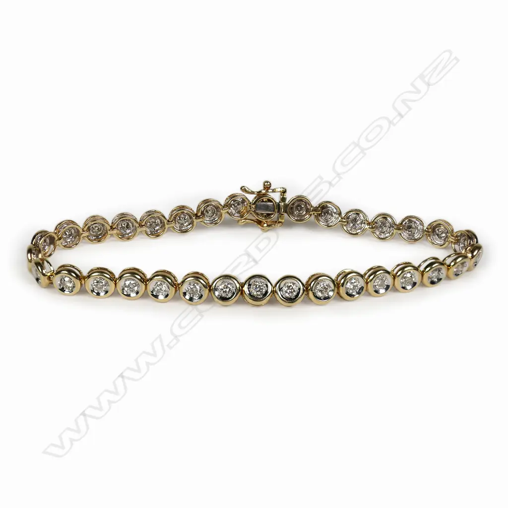 A 14ct gold and diamond bracelet, Image 1++
