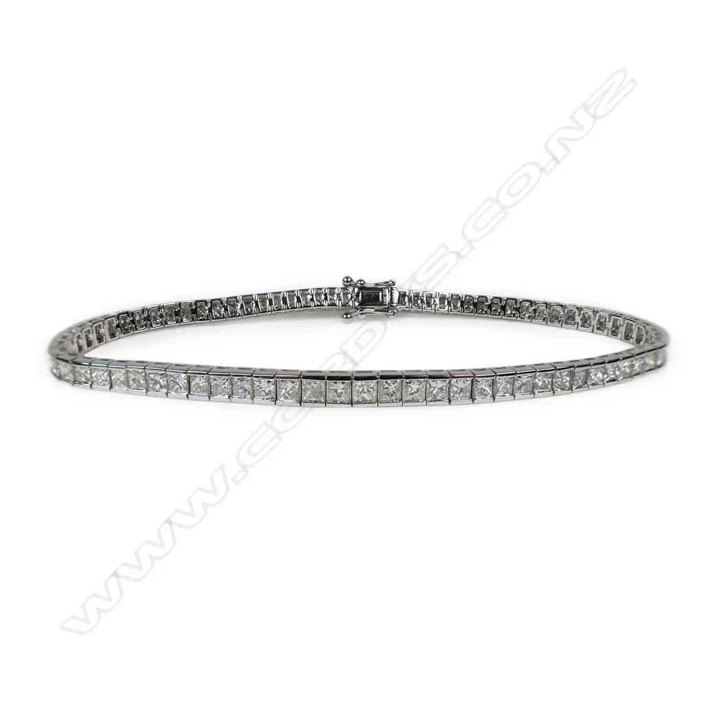 An 18ct white gold and 73 diamond tennis bracelet, Image 1++