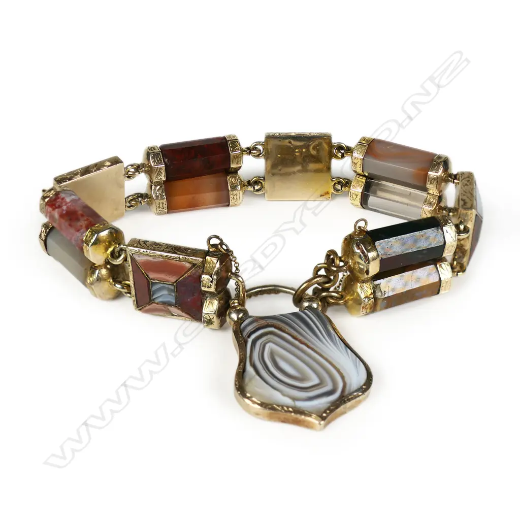 A vintage 9ct gold and agate bracelet, Image 1++