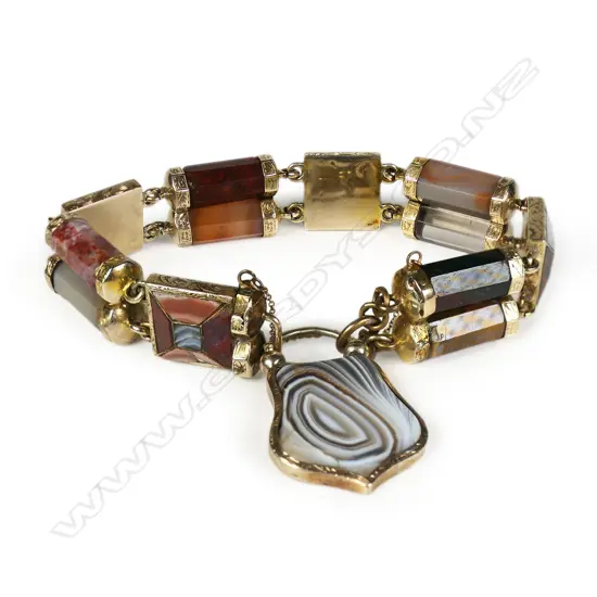A vintage 9ct gold and agate bracelet,
