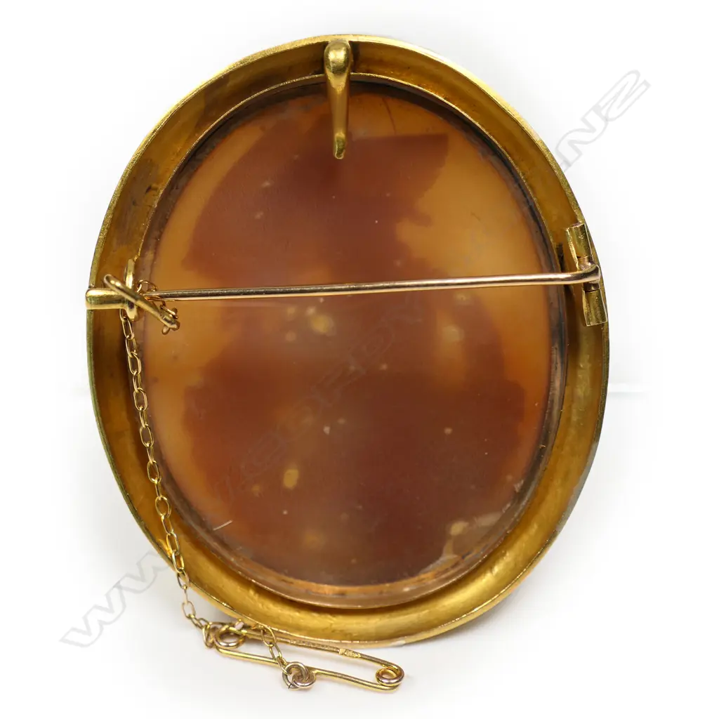A Victorian gilded 18ct gold large cameo brooch, Image 1++