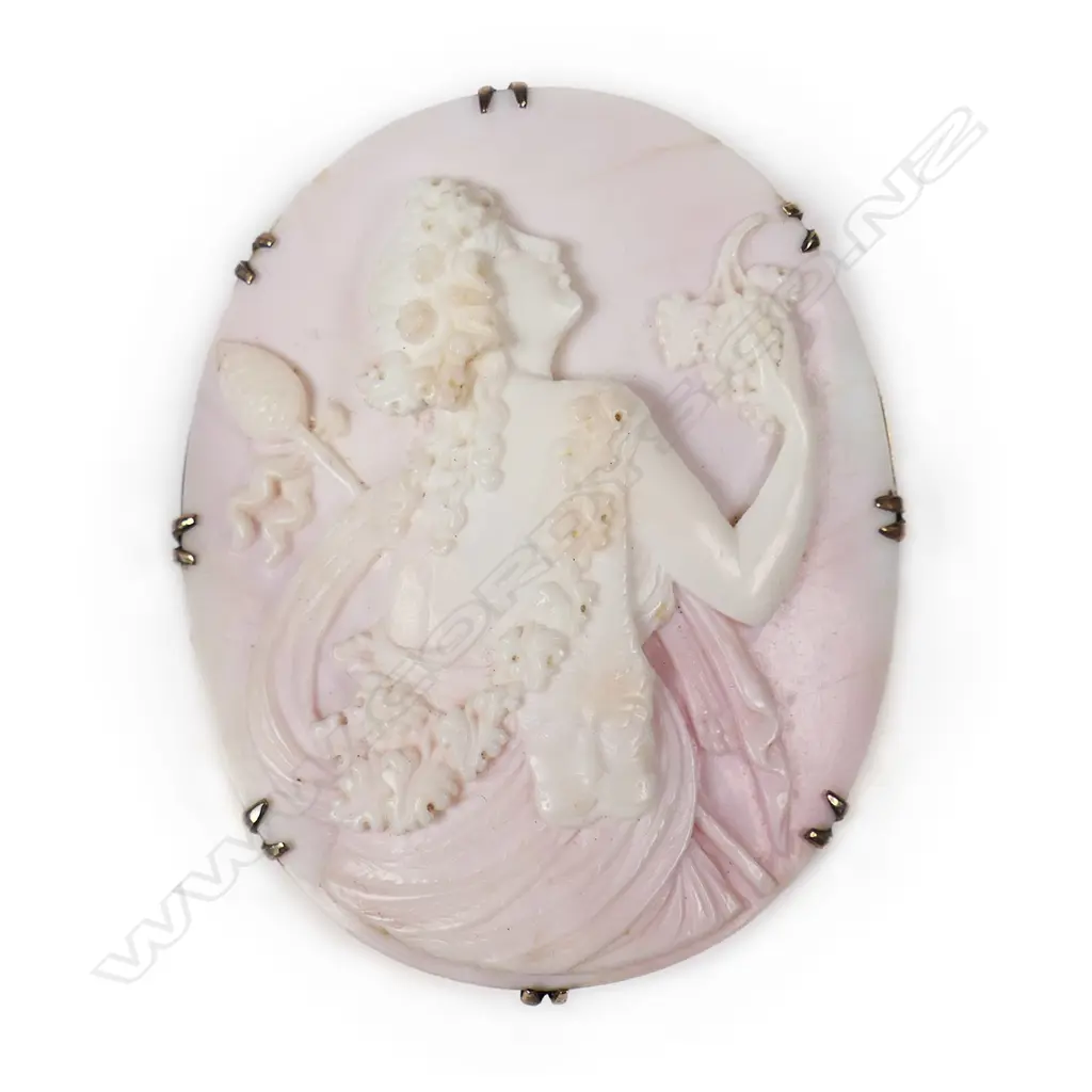 A good 9ct gold framed 19thC carved cameo shell large brooch, Image 1++