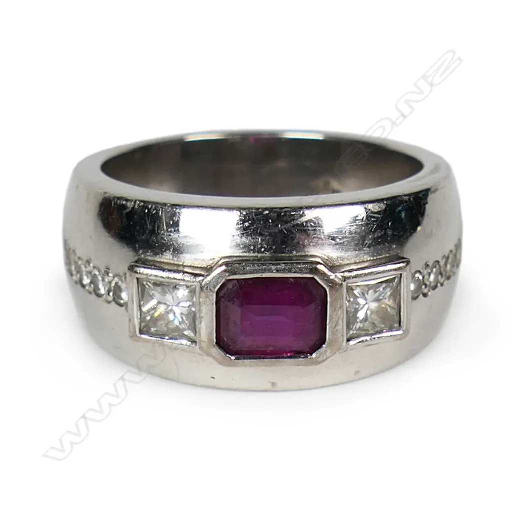 A contemporary 18ct white gold ruby and diamond ring, Image 1++