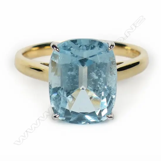 An 18ct gold and aquamarine ring,