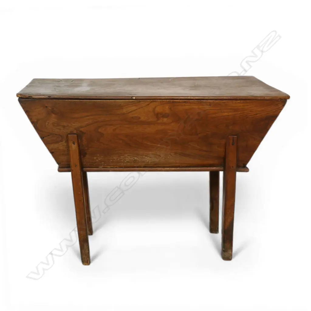A George III elm dough bin, Image 1++