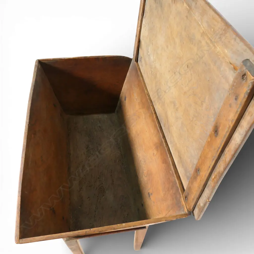 A George III elm dough bin, Image 1++