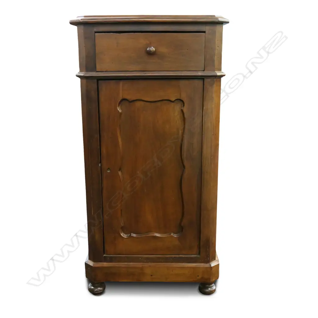 A 19thC French walnut bedside cabinet, Image 1++