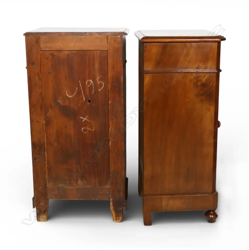 A near pair of good Victorian figured walnut bedside cabinets, Image 1++