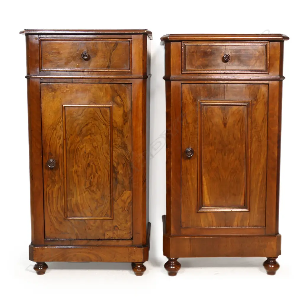 A near pair of good Victorian figured walnut bedside cabinets, Image 1++