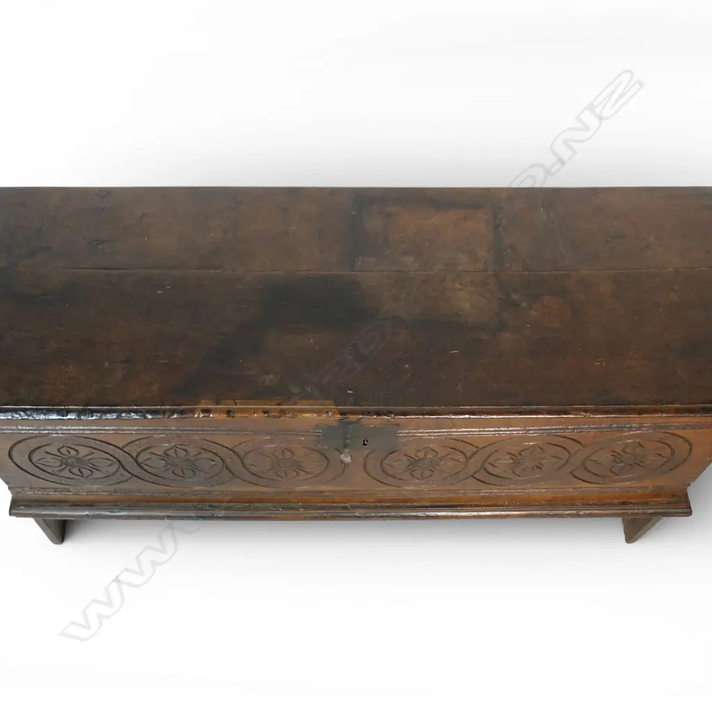 A George III oak boarded coffer, Image 1++