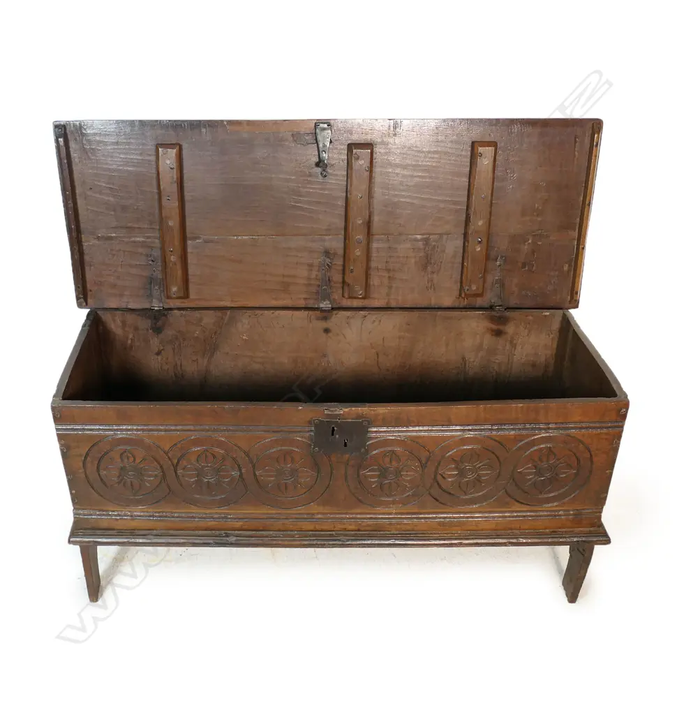A George III oak boarded coffer, Image 1++
