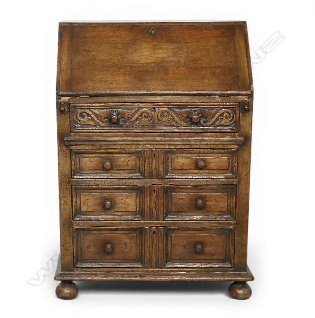 A George III small oak fall front bureau, Image 1++