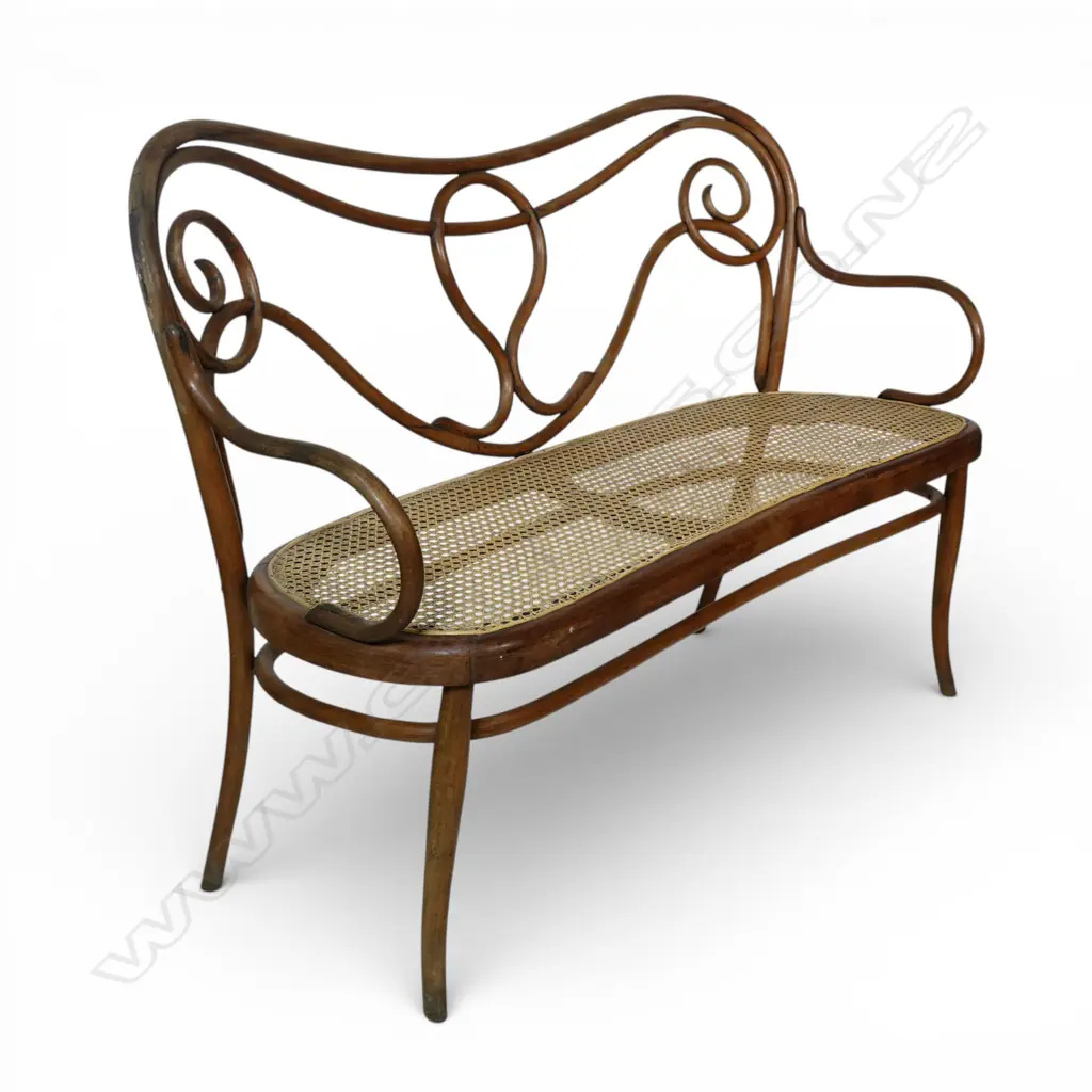 An early 20thC bentwood settee, Image 1++