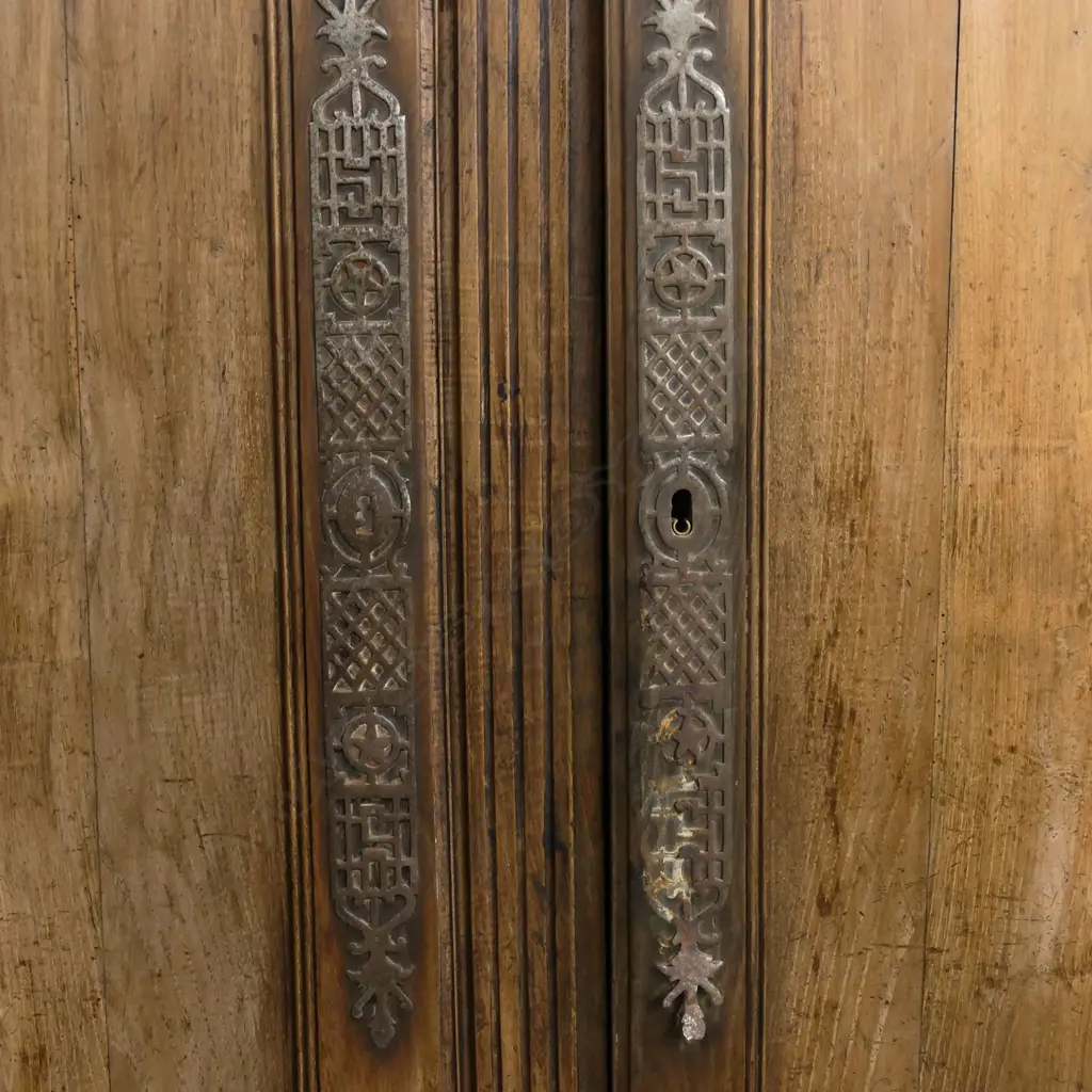 An early 19thC French walnut armoire, Image 1++