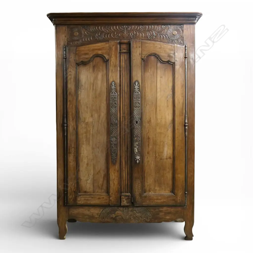 An early 19thC French walnut armoire, Image 1++