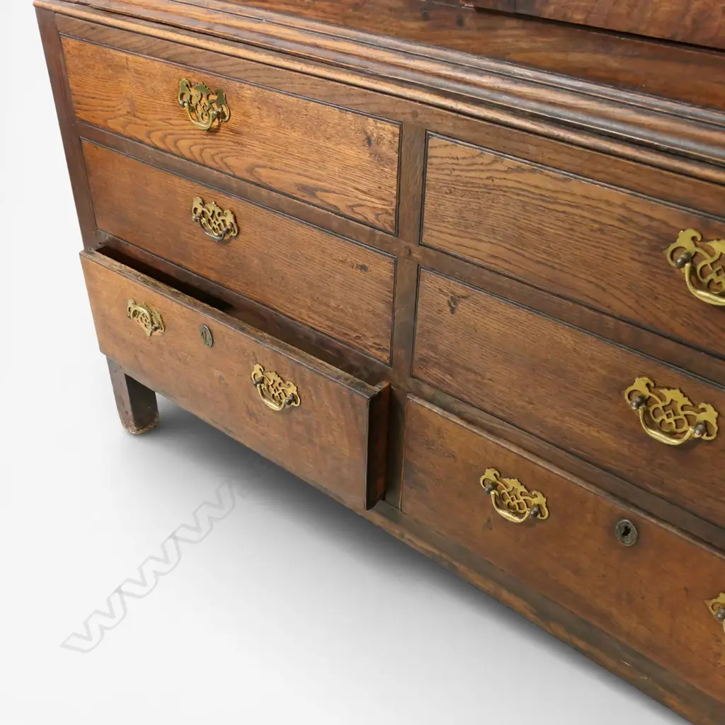 A George III oak linen press, Image 1++