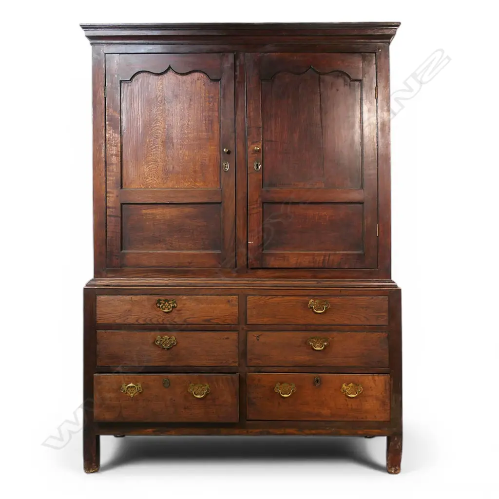 A George III oak linen press, Image 1++
