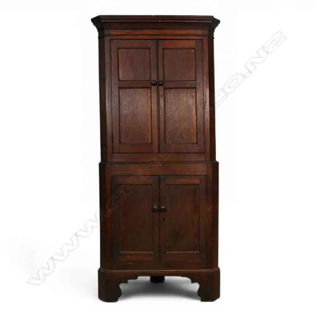 A George III oak standing two section corner cabinet, Image 1++