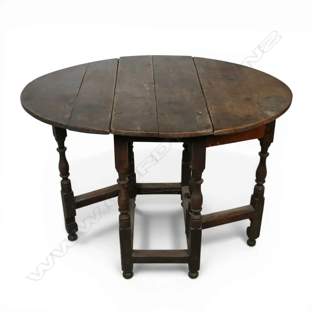 A George III country oak small gate leg table, Image 1++