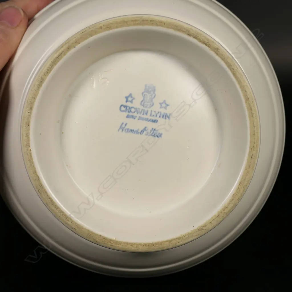 A Crown Lynn Ernest Shufflebotham mid size Hand Potted spherical vase, Image 1++