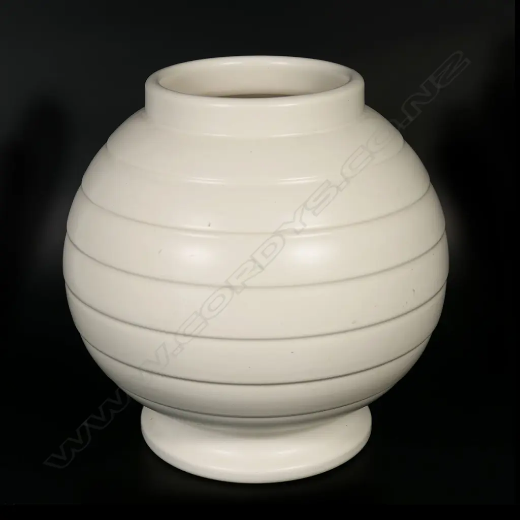 A Crown Lynn Ernest Shufflebotham mid size Hand Potted spherical vase, Image 1++